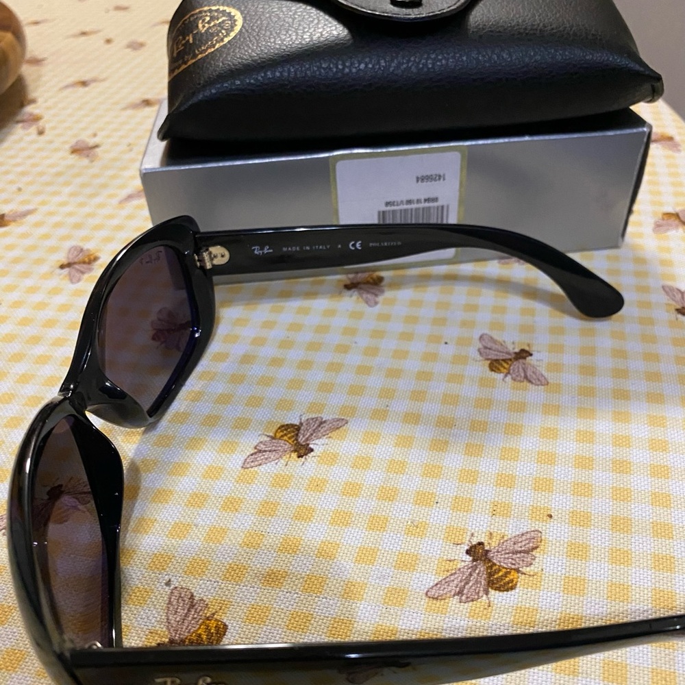 These are color black and the brand is Ray Ban these are high quality